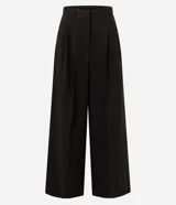 Pantalón sastre marrón de corte amplio y recto, con pinzas frontales y cintura estructurada.