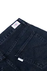 Bermuda de jean negro, 100% algodón, con cinco bolsillos y botones color cobre.