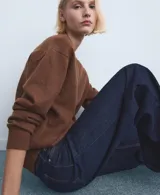 Jeans de tiro alto y corte wide leg, confeccionados en denim azul oscuro con costuras en contraste.