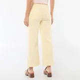 Pantalón de gabardina color amarillo claro, con corte wide leg, bolsillos plaqué al frente y presillas para cinturón.