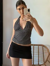 Minifalda negra de tejido texturizado con cintura baja.