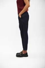 Pantalón tipo chino de denim en color azul oscuro, con corte recto y botamangas con dobladillo.
