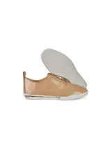 Zapatilla Ecco Simpil de cuero color nude/beige, con acabado brillante, cordones a tono y suela blanca plana con detalle en la parte trasera.