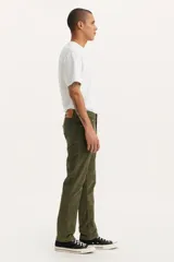 Pantalón de pana verde oliva, corte slim fit, tiro medio y cinco bolsillos.