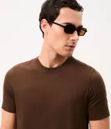 Remera marrón de corte slim, cuello redondo y manga corta, con textura acanalada vertical.