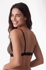 Soutien bralete negro confeccionado en tejido acanalado con detalles de encaje en las copas y los bordes. Cuenta con tirantes regulables y una banda elástica bajo el busto con pequeña aplicación metálica de la marca.