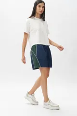 Short deportivo azul marino y verde con elástico en la cintura y bolsillos laterales.