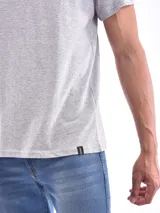 Remera blanca de corte regular con cuello en V y mangas cortas.