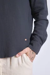 Camisa celeste de manga larga con textura arrugada.