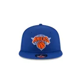 Gorro New Era azul con logo bordado de los New York Knicks en el frente y logo de New Era bordado en el lateral.