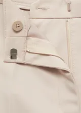Pantalon de vestir de corte recto y tiro medio, con bolsillos laterales y bolsillos de ribete en la parte posterior. Presenta trabillas para cinturón y un diseño clásico de sastreria.