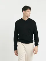 Sweater de punto con escote en V y manga larga, con puños y ruedo acanalados.
