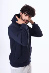 Buzo tipo canguro azul marino con cierre frontal completo, capucha con cordones ajustables y bolsillos tipo canguro.