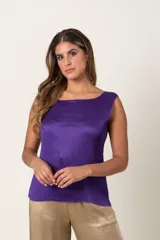 Musculosa negra plisada italiana con escote redondo.