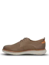 Zapato de estilo casual Hush Puppies, confeccionado en cuero color taupe. Presenta cierre mediante cordones, detalle de tirador en el talón y suela de EVA con tecnología FLX que brinda mayor flexibilidad y confort.