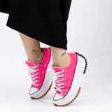 Championes Converse modelo Run Star Hike, de corte bajo, con capellada de lona color fucsia, plataforma blanca y suela dentada bicolor en negro y marrón.