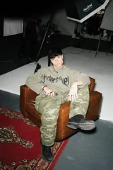 Crewneck de rústico piqué color verde militar con estampado en el frente y la espalda. Mangas ranglan.