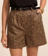 Short de sastrería marca Cortelle, con estampa de animal print de leopardo, trabillas en la cintura, cinturón estrecho de PU con hebilla metalizada y pliegues frontales.