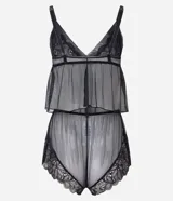 Conjunto de pijama tipo short doll compuesto por una blusa con escote en V y breteles regulables, y un short con cintura elástica. Ambas piezas están confeccionadas en tul transparente con delicados detalles de encaje en el escote y el ruedo.