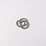 Dije de diseño minimalista compuesto por tres anillos entrelazados de plata 925 con acabado pulido brillante.