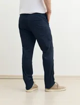 Pantalón negro de corte chino.