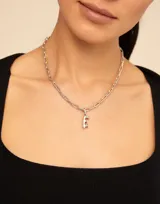 Dije plateado con forma de la letra E, perteneciente a la colección Abecedario de Uno de 50.