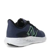 Championes de running New Balance modelo 411 V3, color azul con detalles en verde claro. Presentan capellada de malla transpirable, cierre con cordones negros, entresuela blanca de EVA acolchada y suela de goma negra.