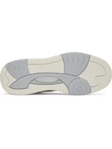 Championes Under Armour modelo HB LO, inspirados en el baloncesto, de color blanco con detalles en gris claro y suela de goma estructurada.