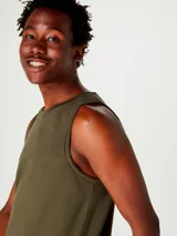 Musculosa blanca de corte recto y cuello redondo.