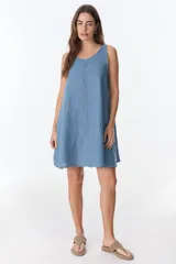 Vestido corto sin mangas, color azul claro, con escote redondo y corte amplio tipo babydoll.