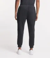 Pantalón deportivo de corte jogger, color negro, con cintura elástica ajustable mediante cordón, bolsillos laterales y puños acanalados en los tobillos. Confeccionado en tejido de algodón con interior felpudo.