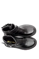 Botin de cuero color bordo con suela track negra, cierre lateral, hebilla ajustable en la parte superior y detalle de correas con argollas metálicas en el tobillo.