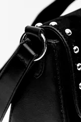 Bolso tipo cartera de mano color marrón, confeccionado en cuerina y gamuza, con solapa frontal decorada con tachas metálicas plateadas y una tira con hebilla central. Cuenta con un asa corta para llevar al hombro.