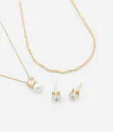 Conjunto de bisutería color dorado, compuesto por un collar de dos capas (una cadena fina con colgante de piedra y perla artificial, y una cadena corta de eslabones pequeños) y un par de caravanas tipo punto de luz con circonia.