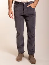 Pantalón de pana de corte regular, color gris oscuro, con cierre de botón y cremallera, y bolsillos laterales y traseros.