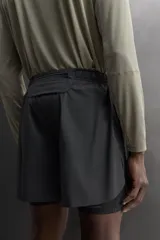 Pantalones cortos de running confeccionados en tejido técnico ligero y elástico, con malla interior. Presentan cintura elástica ajustable con cordón, bolsillo trasero con cierre y aberturas laterales en el bajo.
