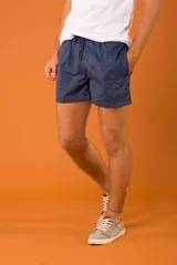 Short de baño azul marino con estampado de flores celestes, cintura elástica regulable con cordón y bolsillos laterales.