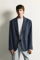 Blazer regular fit azul marino confeccionado en tejido con elasticidad, con cuello de solapas de muesca, cierre frontal con botones y bolsillos con solapa en la cadera.