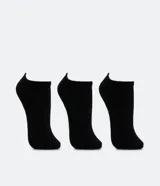 Kit de tres pares de medias deportivas invisibles, de algodón con suela atoallada. Incluye un par negro, un par blanco y un par gris.