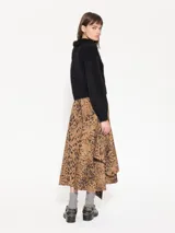 Pollera midi con estampado animal print, cintura elastizada y volados asimétricos.