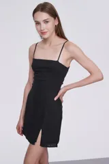 Vestido corto negro de bretel fino, al cuerpo, con cierre, cordón y escote cuadrado.