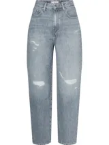 Pantalón de jean celeste con corte globo, tiro alto, cinco bolsillos y roturas en ambas piernas.