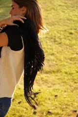 Bufanda triangular tejida en lana merino color marrón.