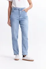 Jean mom de tiro medio, color celeste claro, confeccionado en 100% algodón.