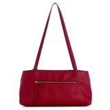 Cartera Guess modelo Devon de color rojo, confeccionada en símil cuero con textura granulada. Cuenta con doble asa fina para el hombro, cierre superior y herrajes dorados, incluyendo el logo triangular distintivo de la marca en el frente y un colgante de cadena con charm metálico con logo grabado.