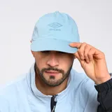 Gorro con visera Umbro, color negro, confeccionado en algodón.