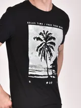 Remera negra de manga corta con estampado rectangular blanco con una palmera, una cabaña y la frase "RELAX TIME / FREE YOUR MIND".