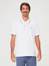Remera polo blanca de manga corta, con cuello camisero y ribetes grises en cuello y puños. Cuenta con cierre frontal de botones y un pequeño logo bordado en el pecho.