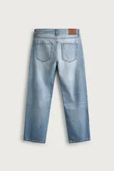 Pantalón de jean corte slim fit, color azul oscuro, con diseño de cinco bolsillos, tiro medio y cierre frontal con cremallera y botón.