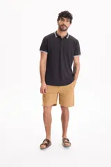 Bermuda de gabardina con spandex, cintura elastizada y cordón ajustable, de corte recto y color azul marino.
